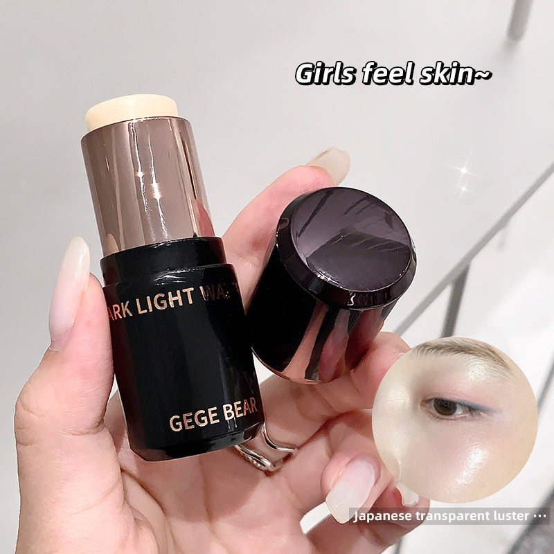 Hand holding a makeup product with 'GEGE BEAR' branding and text overlay on a neutral background.