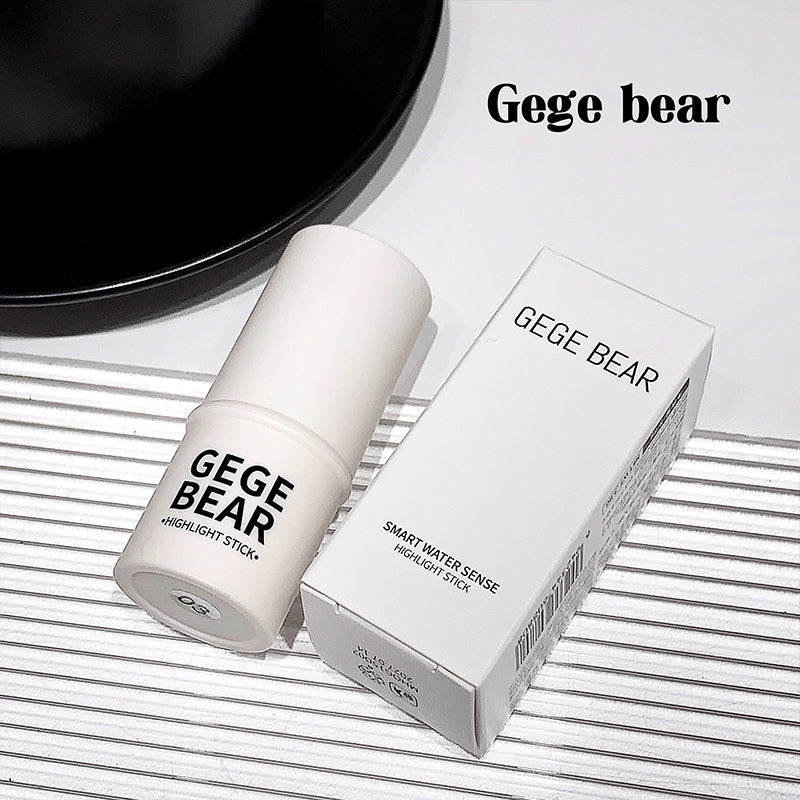 Gege Bear highlight stick and packaging on a white surface with 'Gege Bear' branding.