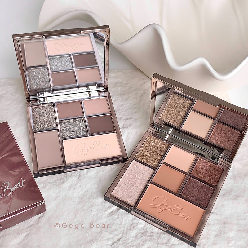 Makeup palettes with 'Gego Bear' branding on a soft surface