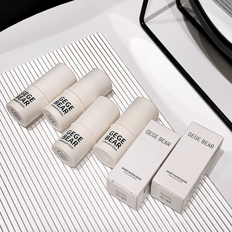 White cylindrical containers and boxes with 'GEGE BEAR' branding on a white surface.