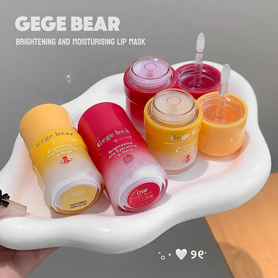 Set of GEUGE BEAR lip masks on a white tray with a gray background
