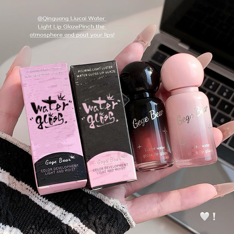Hand holding two lip gloss boxes and two lip gloss bottles with 'Gege Bear' branding.